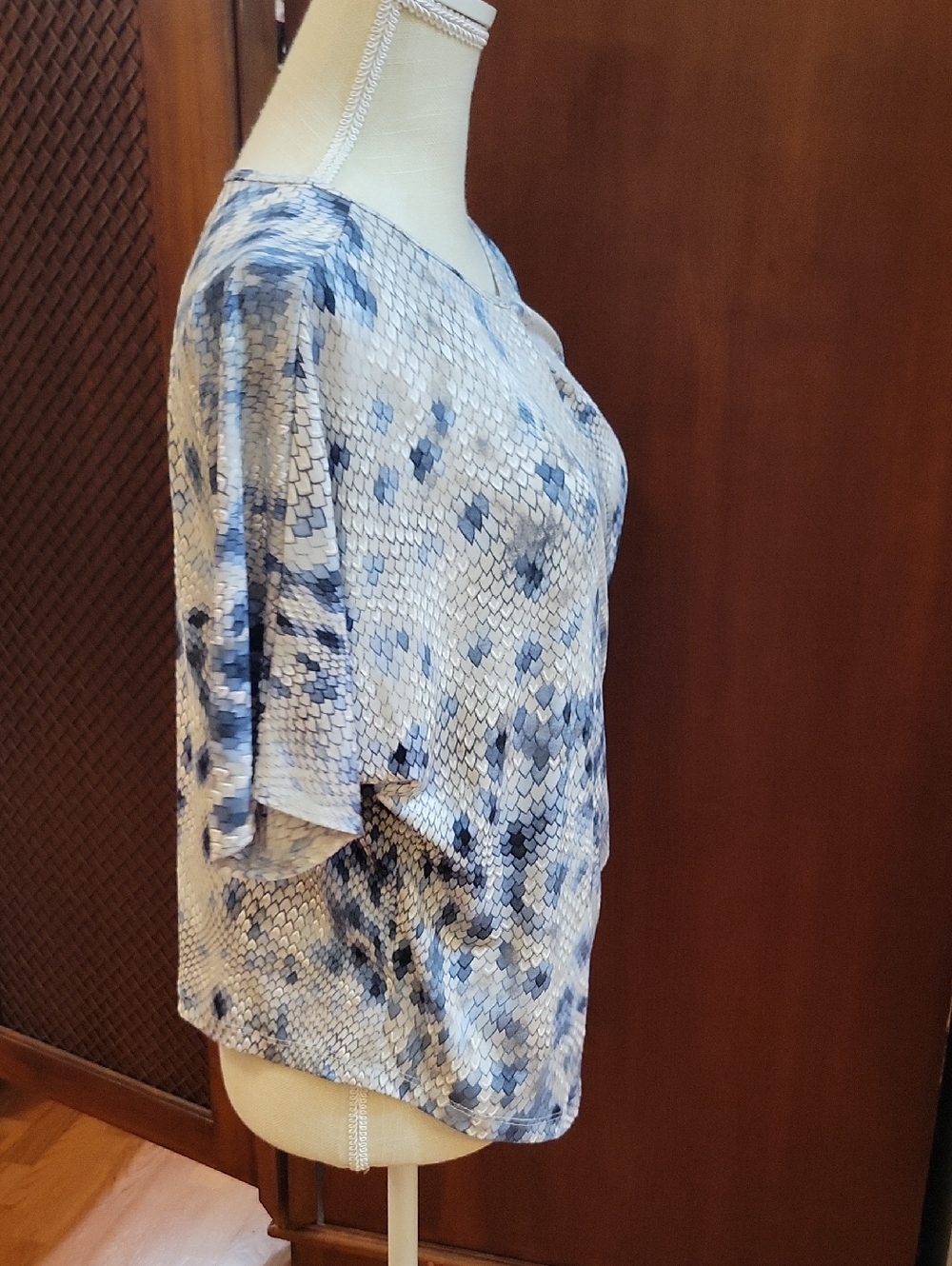 Clara Sun Woo | Textured Side Tie Wrap Top in Blue Python Print - Size S - Picture 4 of 11
